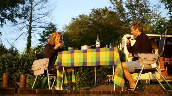 August: Idylle pur: Bettina Tietjen und Matthias Matschke genießen den Abend auf dem Steg von Stellplatz 42 der Süduferperle, einem Campingplatz in Raben Steinfeld.Den beiden TV-Stars taten es in diesem Sommer viele Deutsche Urlauber gleich. Während Hoteliers sich wegen Übernachtungsverbote in der Krise befinden, waren die Campingplätze im Schweriner Umland über Monate ausgebucht. Einige Betreiber sprachen gar von der besten Saison seit Jahren. August: Idylle pur: Bettina Tietjen und Matthias Matschke genießen den Abend auf dem Steg von Stellplatz 42 der Süduferperle, einem Campingplatz in Raben Steinfeld.Den beiden TV-Stars taten es in diesem Sommer viele Deutsche Urlauber gleich. Während Hoteliers sich wegen Übernachtungsverbote in der Krise befinden, waren die Campingplätze im Schweriner Umland über Monate ausgebucht. Einige Betreiber sprachen gar von der besten Saison seit Jahren.