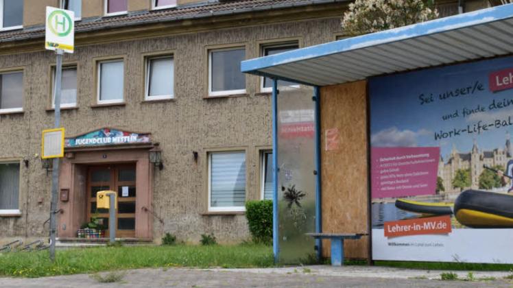 Eine Jugendgruppe möchte ihre Freizeit weder im Jugendclub noch im Bushäuschen verbringen. Eine Jugendgruppe möchte ihre Freizeit weder im Jugendclub noch im Bushäuschen verbringen.
