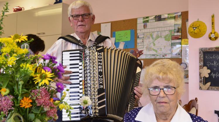 Musiker Günter Grittke aus Plau am See unterhielt mit seinem Akkordeon. Musiker Günter Grittke aus Plau am See unterhielt mit seinem Akkordeon.