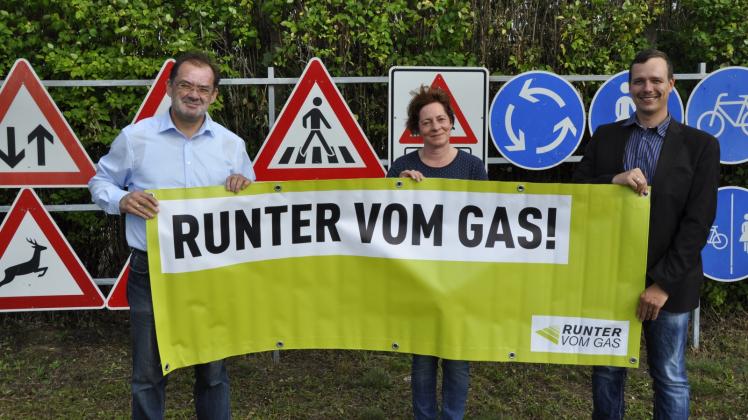 Jörg Vogelsänger, Grit Weber und Sebastian Scheer werben für die Aktion „Runter vom Gas!“ des Deutschen Verkehrssicherheitsrates. 