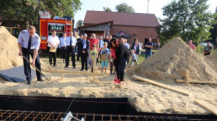 Wehrführer Dirk Steinhäuser (l.) schwingt hier gemeinsam mit Lübtheens Bürgermeisterin Ute Lindenau symbolisch den Spaten für die neue Fahrzeughalle. Wehrführer Dirk Steinhäuser (l.) schwingt hier gemeinsam mit Lübtheens Bürgermeisterin Ute Lindenau symbolisch den Spaten für die neue Fahrzeughalle.