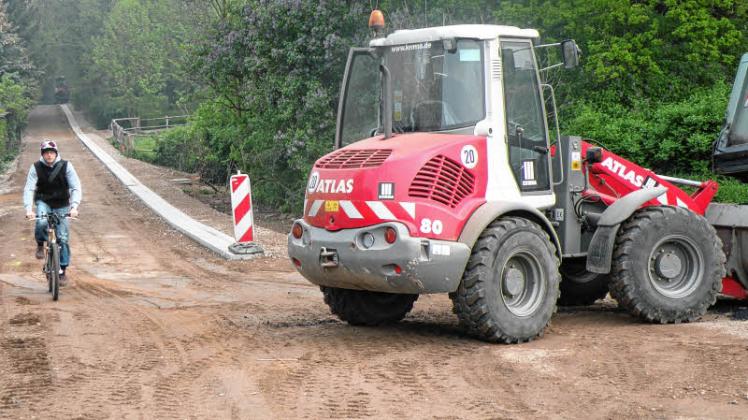 Eine Sandpiste wird asphaltiert. Eine Sandpiste wird asphaltiert.