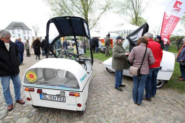 Heinrich Wahls präsentierte sein umweltfreundliches Leichtelektromobil. Foto: Staudt