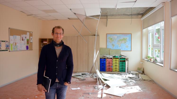 Was für eine böse Überraschung: Schwaans Hauptamtsleiter Dirk Antelmann in dem Klassenraum, in dem die Decke abstürzte. Die war im Sommer gerade erst saniert worden. Nun müssen Grundschüler in anderen Räumen unterrichtet werden. 