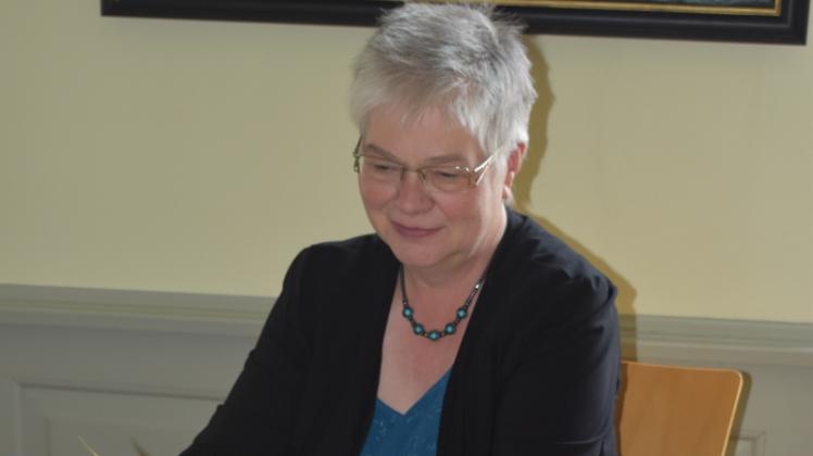 Die Cheforganisatorin: Martina Krüger hat das Programm der 25. Schweriner Literaturtage in einer kleinen Broschüre zusammengestellt. Die Cheforganisatorin: Martina Krüger hat das Programm der 25. Schweriner Literaturtage in einer kleinen Broschüre zusammengestellt.