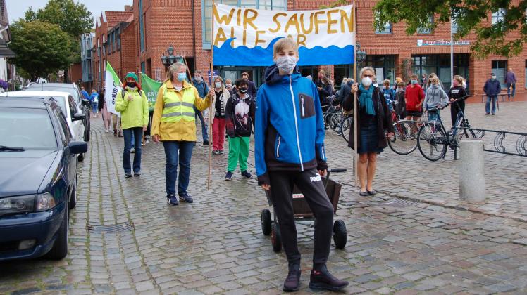 Demo auf der Insel Föhr Organisator Bengt Nahmens führt den Demonstrationszug an.