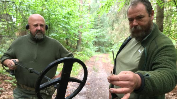 Bei einem weiteren Kontrollgang entdeckten Torsten Probst und Steffen Behl (r.) weitere Nägel und Schrauben auf einem Waldweg. 