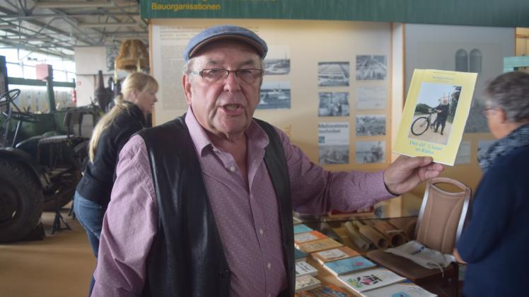 Plattdeutsch-Fan Wolfgang Kroll aus Bad Kleinen auf dem niederdeutschen Flohmarkt im Kreisagrarmuseum mit seinem Lieblingsbuch: „Dei oll’ Glaser ut Rühn“, die Autobiografie von Bernhard Dücker. Plattdeutsch-Fan Wolfgang Kroll aus Bad Kleinen auf dem niederdeutschen Flohmarkt im Kreisagrarmuseum mit seinem Lieblingsbuch: „Dei oll’ Glaser ut Rühn“, die Autobiografie von Bernhard Dücker.