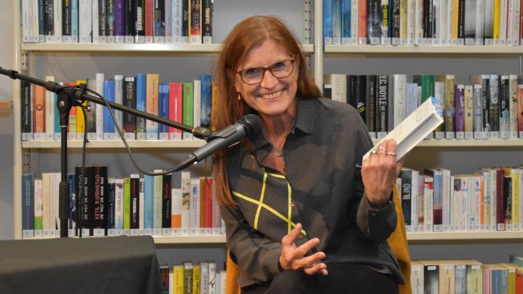 Aufmerksame Beobachterin des Zeitgeschehens: Kathrin Gerlof las am Donnerstag bei der Eröffnung der Uwe-Johnson-Tage in der Bibliothek in Güstrow aus ihrem Roman „Nenn mich November“.