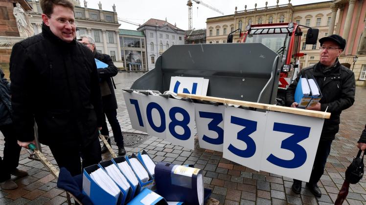 „Straßenausbaubeiträge abschaffen“: Peter Vida (l.) bringt per Schubkarre die Unterschriftenlisten zum Landtag. „Straßenausbaubeiträge abschaffen“: Peter Vida (l.) bringt per Schubkarre die Unterschriftenlisten zum Landtag.