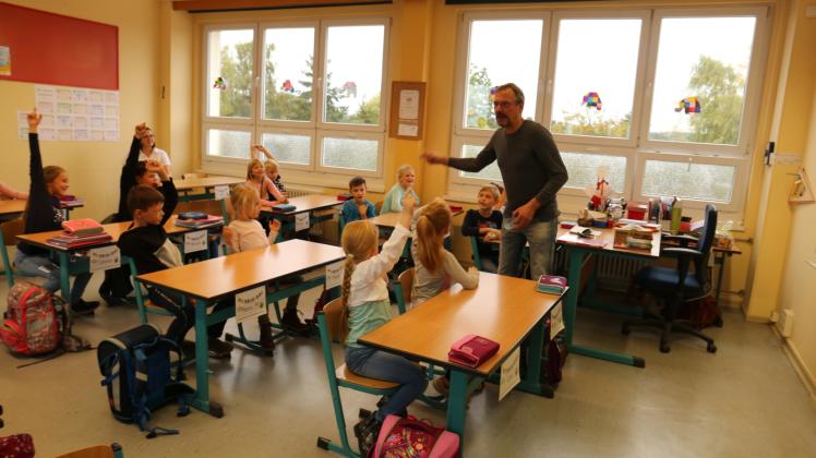 Zahnhelfer Detlef Kolbow bei den Vellahner Grundschülern. Seine Geschichte kam sehr gut an. Zahnhelfer Detlef Kolbow bei den Vellahner Grundschülern. Seine Geschichte kam sehr gut an.
