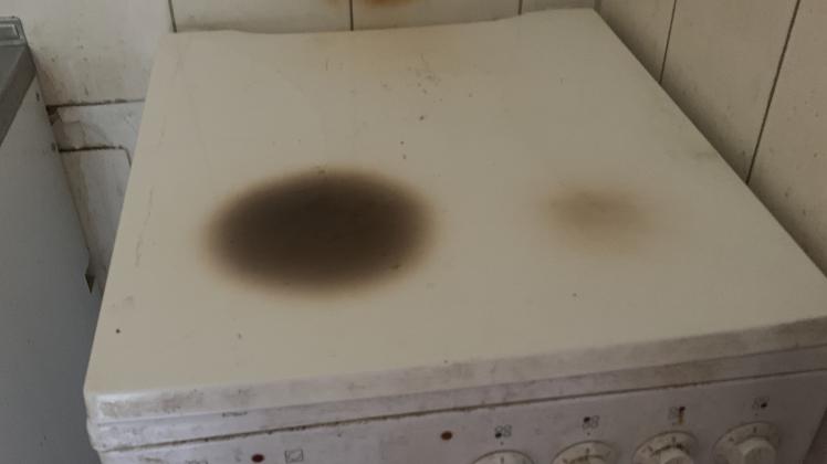 Deutlicher Brand-Abdruck bei der E-Herd-Abdeckung. Deutlicher Brand-Abdruck bei der E-Herd-Abdeckung.