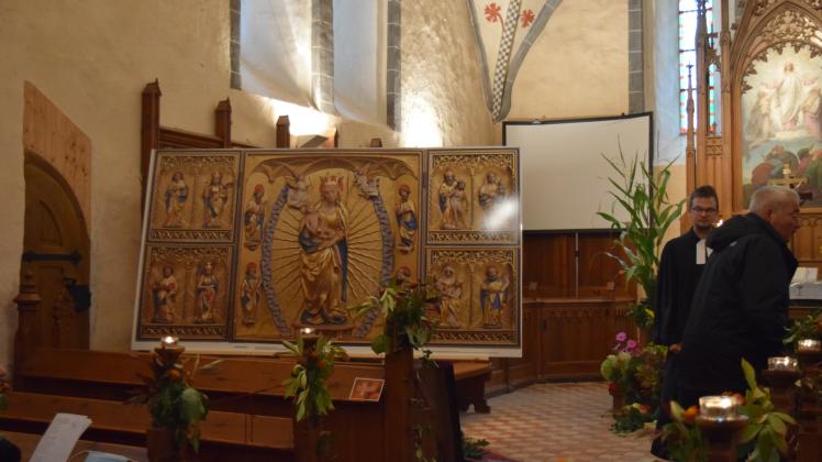 Die Fotodokumentation des alten Witziner Altars ist das Geschenk der Vereine und der Gemeinde von Witzin zum 750-jährigen Kirchenjubiläum.