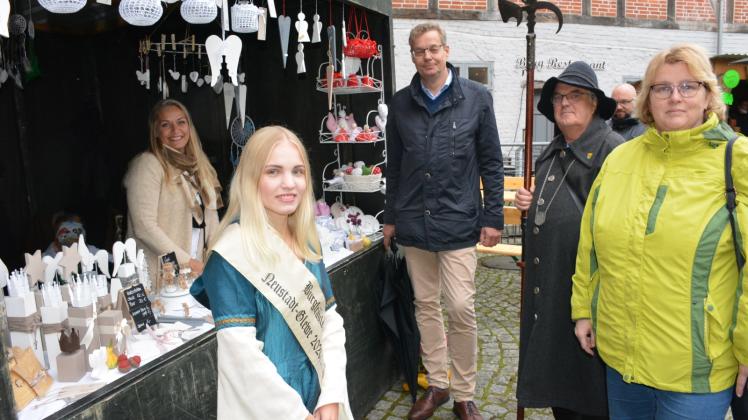 Besuch am Stand von Karola und Janina Hüls (l.): Burgfräulein Magdalena beim Rundgang mit Vertretern der Stadt. 