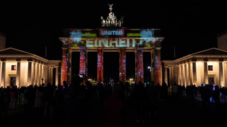 Das Brandenburger Tor ist zum Auftakt des Lichterfestivals "Berlin leuchtet" am 25. September illuminiert. Das Thema der mehrminütigen Lichter- und Videoshow ist die Deutsche Einheit. /Archiv