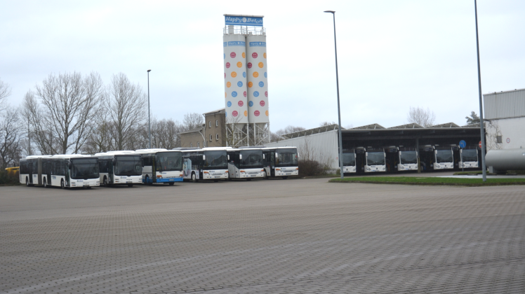 Bis 9 Uhr stehen die Busse heute im Rebus-Depot in Güstrow wieder still. 