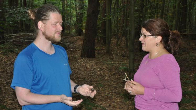 Einer der ersten zertifzierten Waldtherapeuten, Michael Brosemann, und Dozentin Kathi Pristrom bei einer Übung.  