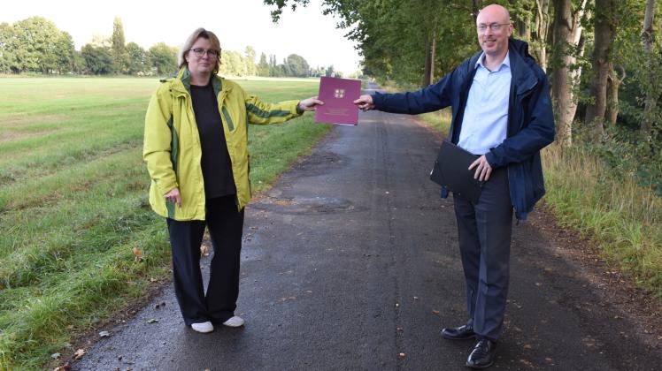 Neuer Radweg in Sicht: Bürgermeisterin Doreen Radelow und Infrastrukturminister Christian Pegel bei der Fördermittelübergabe. Neuer Radweg in Sicht: Bürgermeisterin Doreen Radelow und Infrastrukturminister Christian Pegel bei der Fördermittelübergabe.