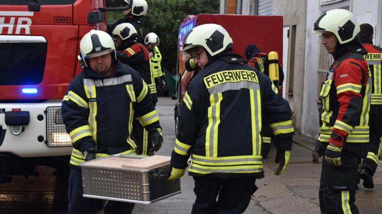 Während die ersten Männer die Lage in der Halle erkunden, werden alle notwendigen Arbeitsgeräte und -utensilien aus dem Wagen geholt. Während die ersten Männer die Lage in der Halle erkunden, werden alle notwendigen Arbeitsgeräte und -utensilien aus dem Wagen geholt.