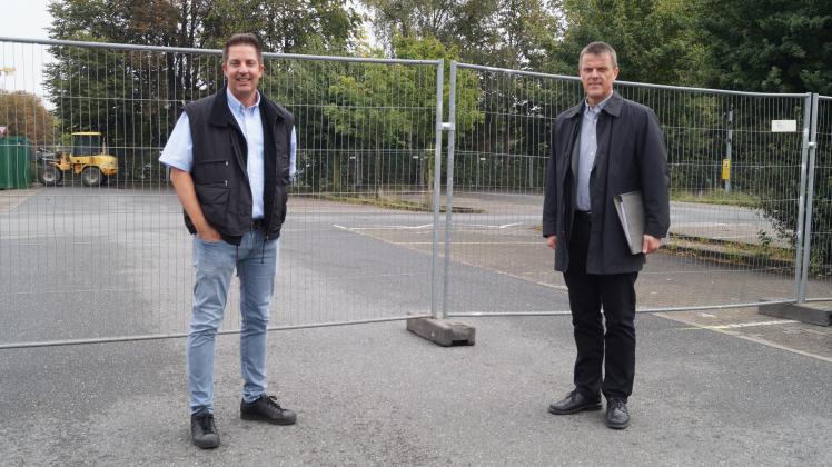 Jan Hayunga (rechts) und Thomas Ritscher planen den neuen Parkplatz am Wedenkamp. Die Fläche des ersten Bauabschnittes ist bereits abgezäunt.
