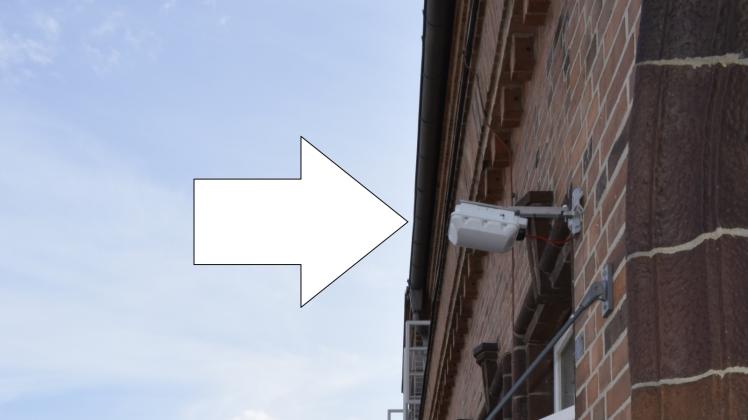 Die Verbindung in die weite Welt: Unscheinbar sieht die Wlan-Antenne (Pfeil) hoch oben im Bereich des Balkons des Hagenower Rathauses aus. Das Haus und umliegende Bereiche der Innenstadt werden damit abgedeckt. Die Verbindung in die weite Welt: Unscheinbar sieht die Wlan-Antenne (Pfeil) hoch oben im Bereich des Balkons des Hagenower Rathauses aus. Das Haus und umliegende Bereiche der Innenstadt werden damit abgedeckt.