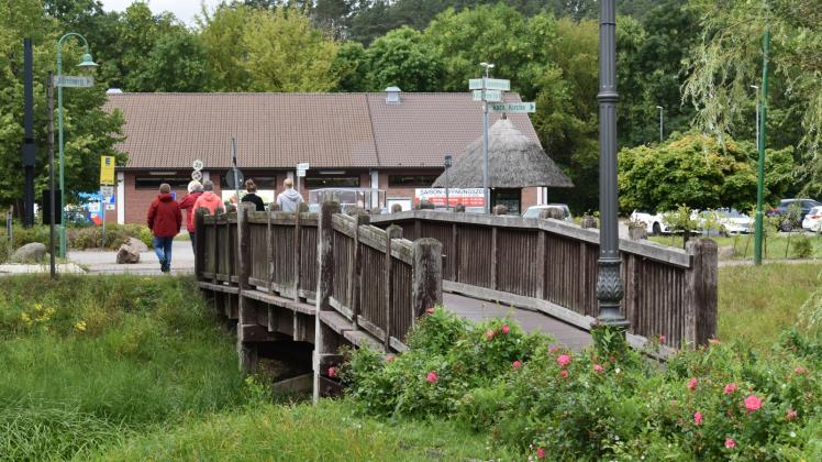 Marode ist die Brücke am Nordischen Hof in Krakow am See. In einer Sondersitzung am Donnerstag in der Alte Synagoge befasst sich die Stadtvertretung mit dem Sachstand. Marode ist die Brücke am Nordischen Hof in Krakow am See. In einer Sondersitzung am Donnerstag in der Alte Synagoge befasst sich die Stadtvertretung mit dem Sachstand.