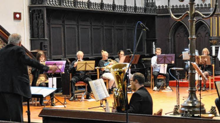 Andreas Draeger (links) leitet das erste Konzert des Evangelischen Posaunenchores nach der Corona-Pause.