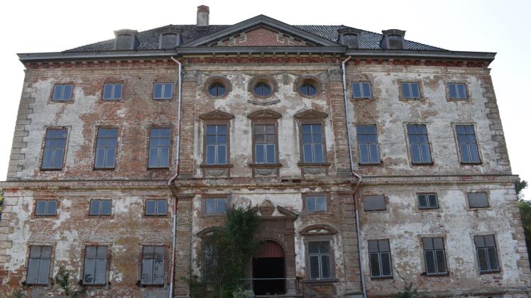 Das Schloss Rossewitz gilt als der erste Barockbau in Mecklenburg. 1680 wurde er fertig. Die Vieregges ließen es bauen. Das Schloss Rossewitz gilt als der erste Barockbau in Mecklenburg. 1680 wurde er fertig. Die Vieregges ließen es bauen.