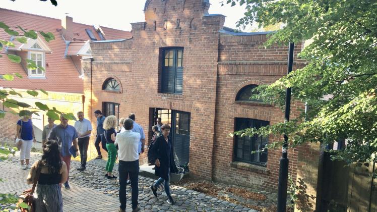 Ein Jugendclub könnte in der Alten Stellmacherei in Gadebusch ein neues Zuhause finden. Mitglieder der Lokalen Aktionsgruppe informierten sich über das Projekt der Evangelischen Kirchgemeinde.