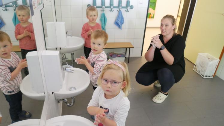 In der Lützower Kita singt Erzieherin Svenja Dauter das „Händewasch-Lied“ jetzt zweimal pro Waschgang mit den Dreijährigen. 