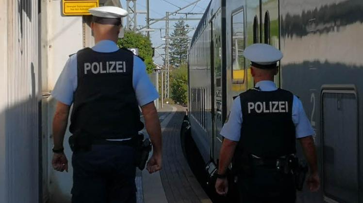 Zwei Bundespolizisten gehen am Bahnhof in Neumünster Streife. Schutzweste und Bodycam gehören zur Ausrüstung.