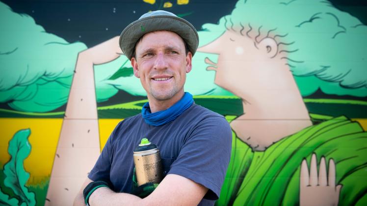 Graffiti-Kunst: Sebastian Volgmann aus Rostock kann spielend mit Farbsprayflaschen umgehen. Aus Technikhäusern im Einheitsgrau werden Kunstobjekte. Graffiti-Kunst: Sebastian Volgmann aus Rostock kann spielend mit Farbsprayflaschen umgehen. Aus Technikhäusern im Einheitsgrau werden Kunstobjekte.