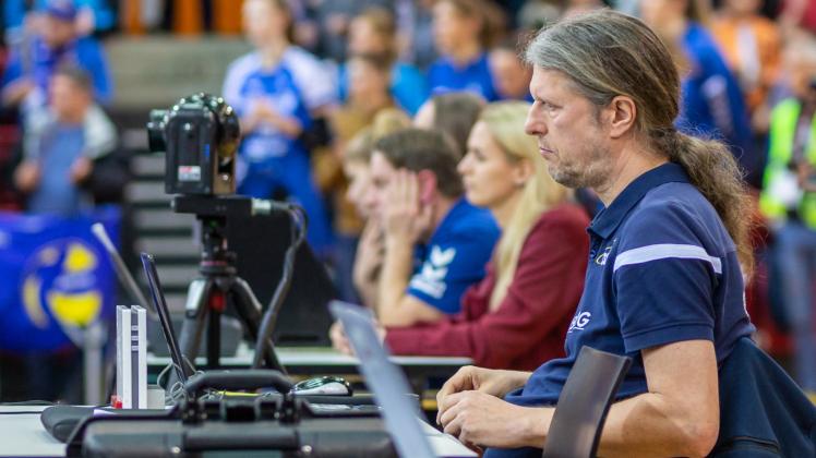 Ihm entgeht keine Aktion: Spielt der SSC, hat Olaf Garbe seinen Arbeitsplatz hinter dem Spielfeld – eigentlich. Ihm entgeht keine Aktion: Spielt der SSC, hat Olaf Garbe seinen Arbeitsplatz hinter dem Spielfeld – eigentlich.