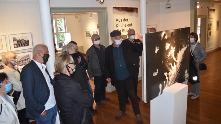 Zur Vernissage führte Kurator Dr. Ralf Gehler (M.) die Besucher durch die Ausstellung. 