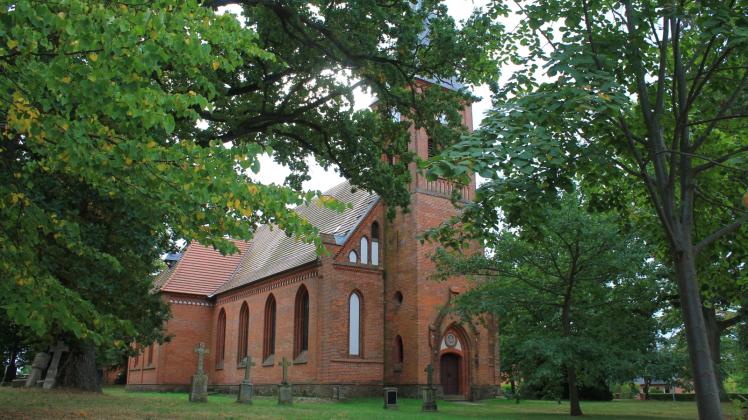 Eine typische mecklenburgische Kirche: Das rote Backsteingebäude wurde im neugotischen Stil erbaut. Eine typische mecklenburgische Kirche: Das rote Backsteingebäude wurde im neugotischen Stil erbaut.