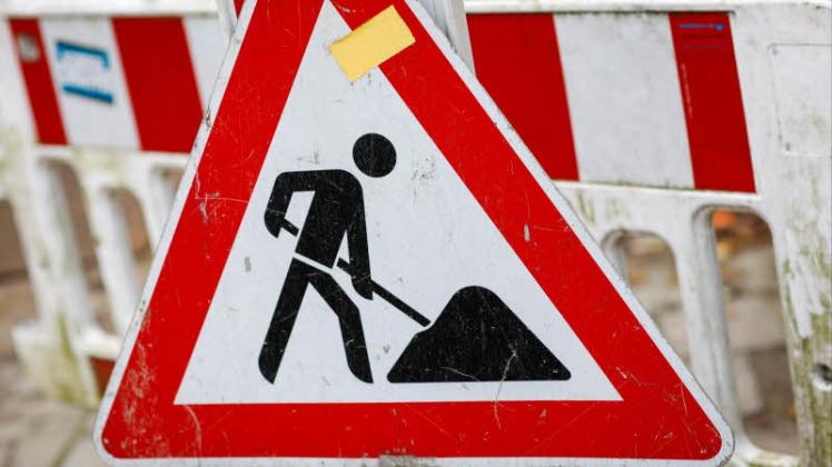 Baustelle voraus? Gibt es eine Einigung über die Bauziet, soll die Fahrbahndecke der L 061 noch dieses Jahr erneuert werden. Baustelle voraus? Gibt es eine Einigung über die Bauziet, soll die Fahrbahndecke der L 061 noch dieses Jahr erneuert werden.