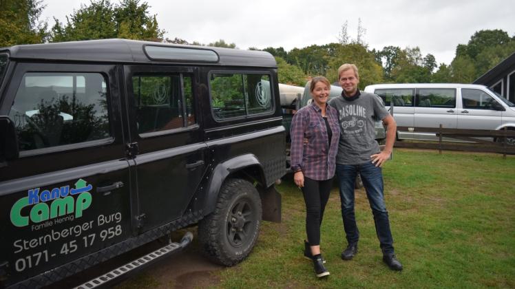 Transporter mit Wiedererkennungseffekt in der Kanuverleih-Szene: Der schwarze Defender 110 Jeep zum Bootetransport von Andreas und Sabine Hennig aus Sternberger Burg. Transporter mit Wiedererkennungseffekt in der Kanuverleih-Szene: Der schwarze Defender 110 Jeep zum Bootetransport von Andreas und Sabine Hennig aus Sternberger Burg.