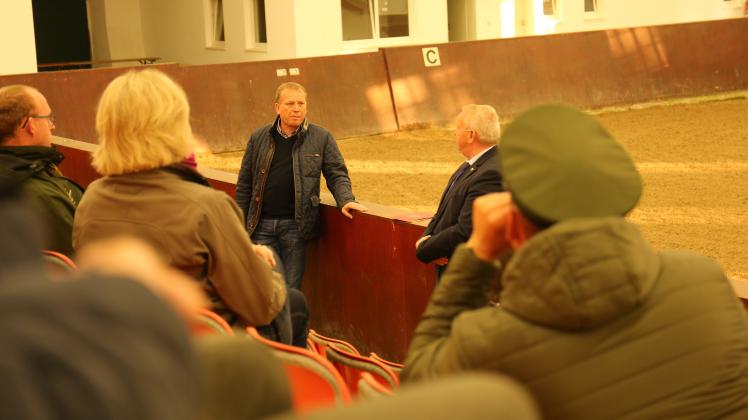 Landwirtschaftsminister Till Backhaus stellte den neuen Gestütschef Christoph Seite (vorn) vor. 
