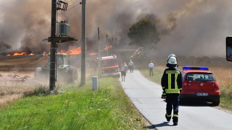Ackerbrand zwischen Selow und Passin: Dieser Großeinsatz Mitte 2019 war einer von 720 Brandeinsätzen im Landkreis Rostock im zurückliegenden Jahr. 