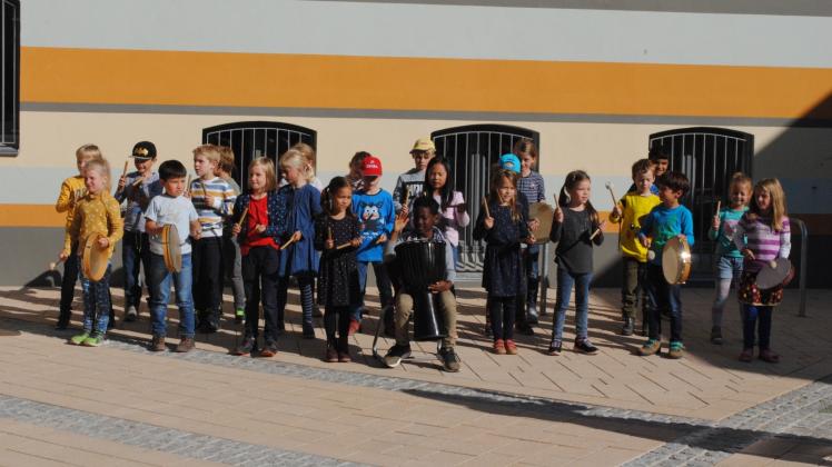Die Heine-Schüler sind mächtig stolz auf ihr saniertes Gebäude. Erstklässler sorgten bei der Feier auf dem Schulhof für die Musik.