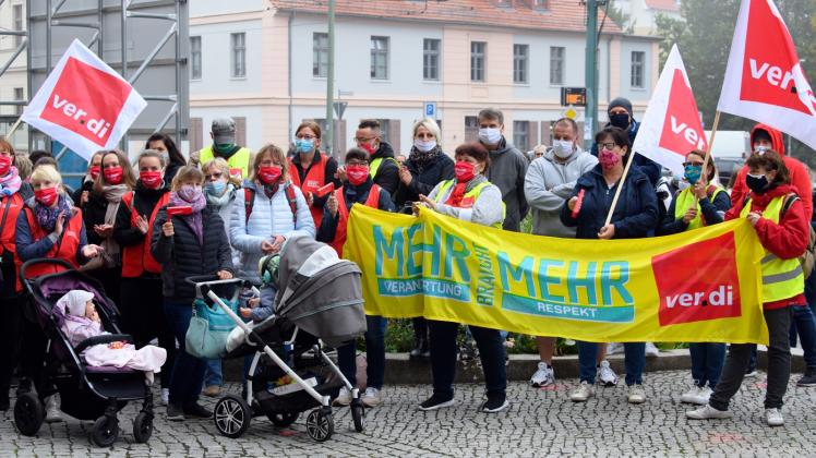 Gewerkschafter fordern vor dem Potsdamer Rathaus „Mehr Verantwortung braucht mehr Respekt“ . 