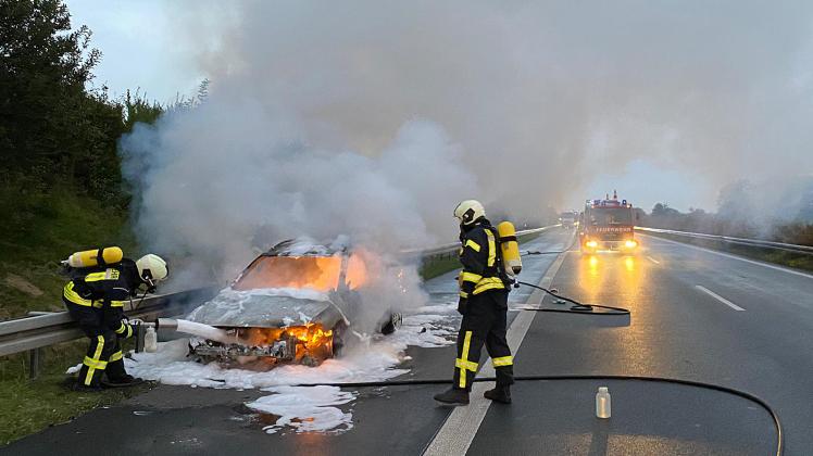 Gestohlenes Fahrzeug auf A 20 bei Rostock in Flammen: Polizei sucht mit Hund und Helikopter flüchtigen Fahrer – Festnahme an naher Bushaltestelle

