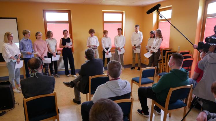 Die Schüler der Rostocker Werkstattschule und des Lübecker Katharineums reflektieren die Gespräche mit Zeitzeugen.