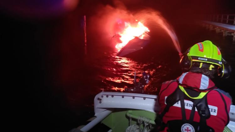 Die Besatzung des Seenotrettungsboot Hertha Jeep der Deutschen Gesellschaft zur Rettung Schiffbruechiger (DGzRS) löscht eine brennende Segelyacht.