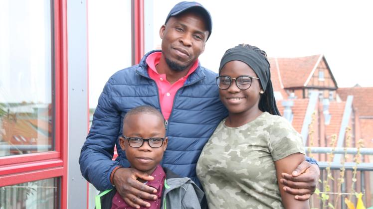 Zusammen und glücklich: Nassif Adebayo Bada freut sich, dass seine Kinder  Moutmainath und Mouaz nun auch in Schwerin leben. 