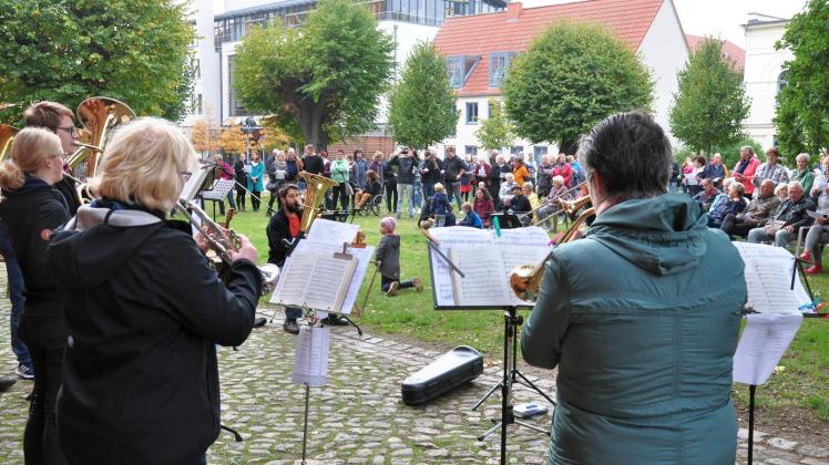 Gemeinsames Singen vor dem Dom zum 3. Oktober: Auch viele Güstrower nahmen an der deutschlandweiten Aktion teil. 