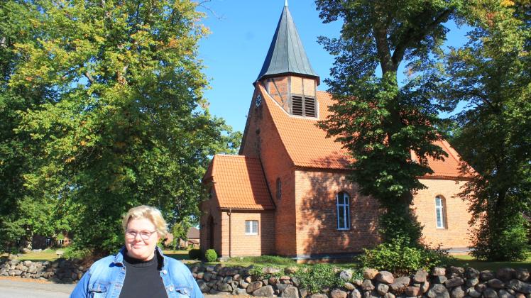 Gottesdienste können auch in ungewöhnlichen Zeiten funktionieren: Sabine Schümann lässt sich für ihre Gemeinde kreative Lösungen einfallen. Gottesdienste können auch in ungewöhnlichen Zeiten funktionieren: Sabine Schümann lässt sich für ihre Gemeinde kreative Lösungen einfallen.