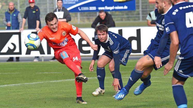Mit Berg Pekgür (l.) auf dem Platz wieder in der Spur - der FC Mecklenburg gewann das Topspiel gegen Pastow mit 5:2. 