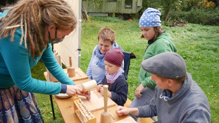 Lederarmbänder stempeln: Andrea Gentner (l.) zeigt Nadine Bartel, Anne Goldberg (r.) und ihren Kindern aus Schwerin, wie es geht.