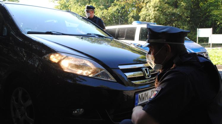 Den Scheinwerfer ganz genau im Blick: Polizeioberkommissar Tino Lindstedt kontrolliert die Fahrzeugbeleuchtung. 